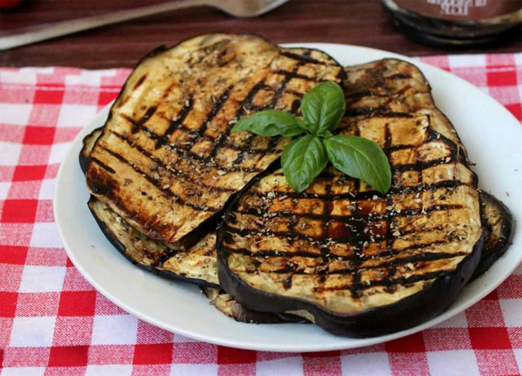 Il trucco della nonna per grigliare melanzane perfette senza grassi aggiunti