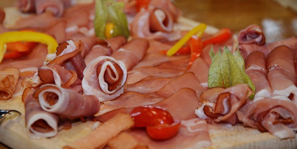 Mangiare prosciutto cotto ogni giorno: ecco come influisce sul colesterolo
